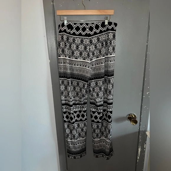 AB STUDIO pants. White and black boho pattern loose fitting size tag is faded. - Picture 3 of 5
